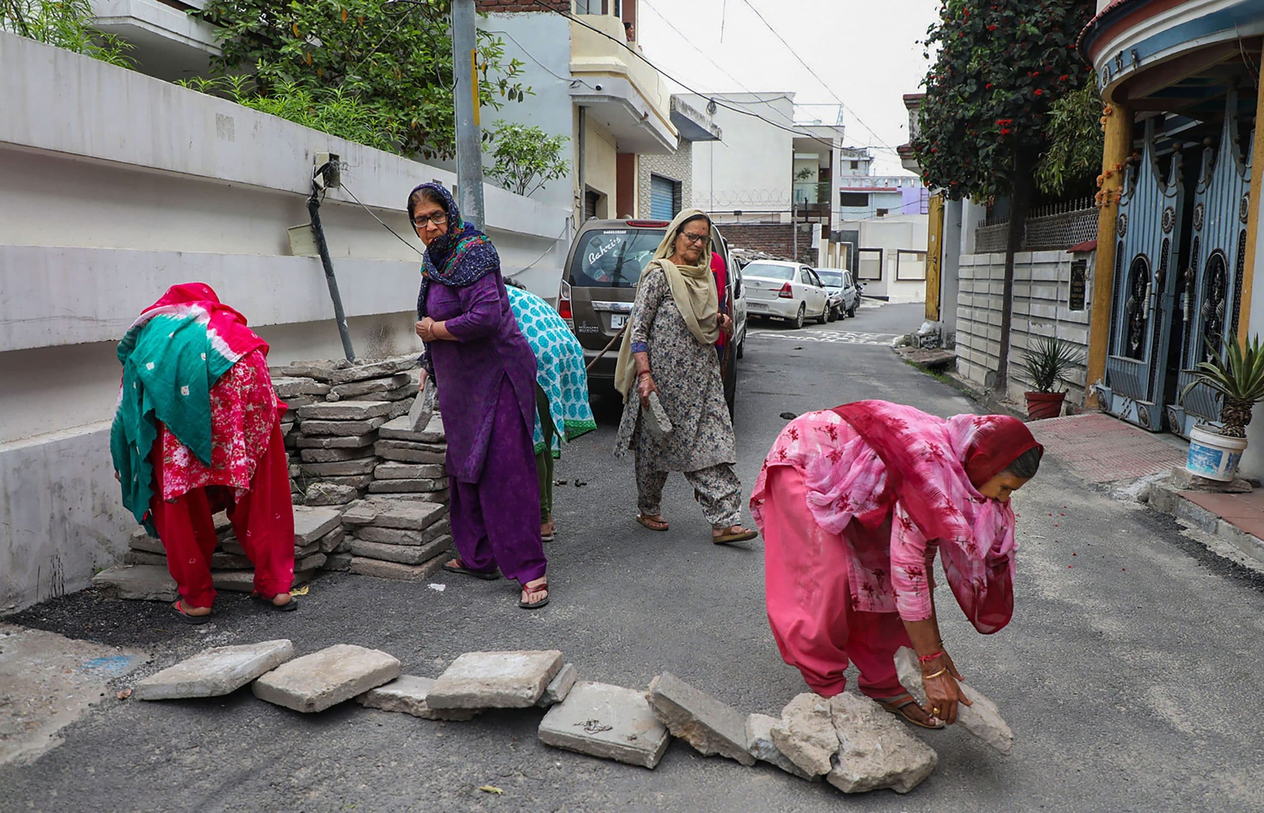 New lockdown guidelines: कंस्ट्रक्शन वर्क और मनेरगा के तहत होगा काम, जानें क्या है प्रावधान