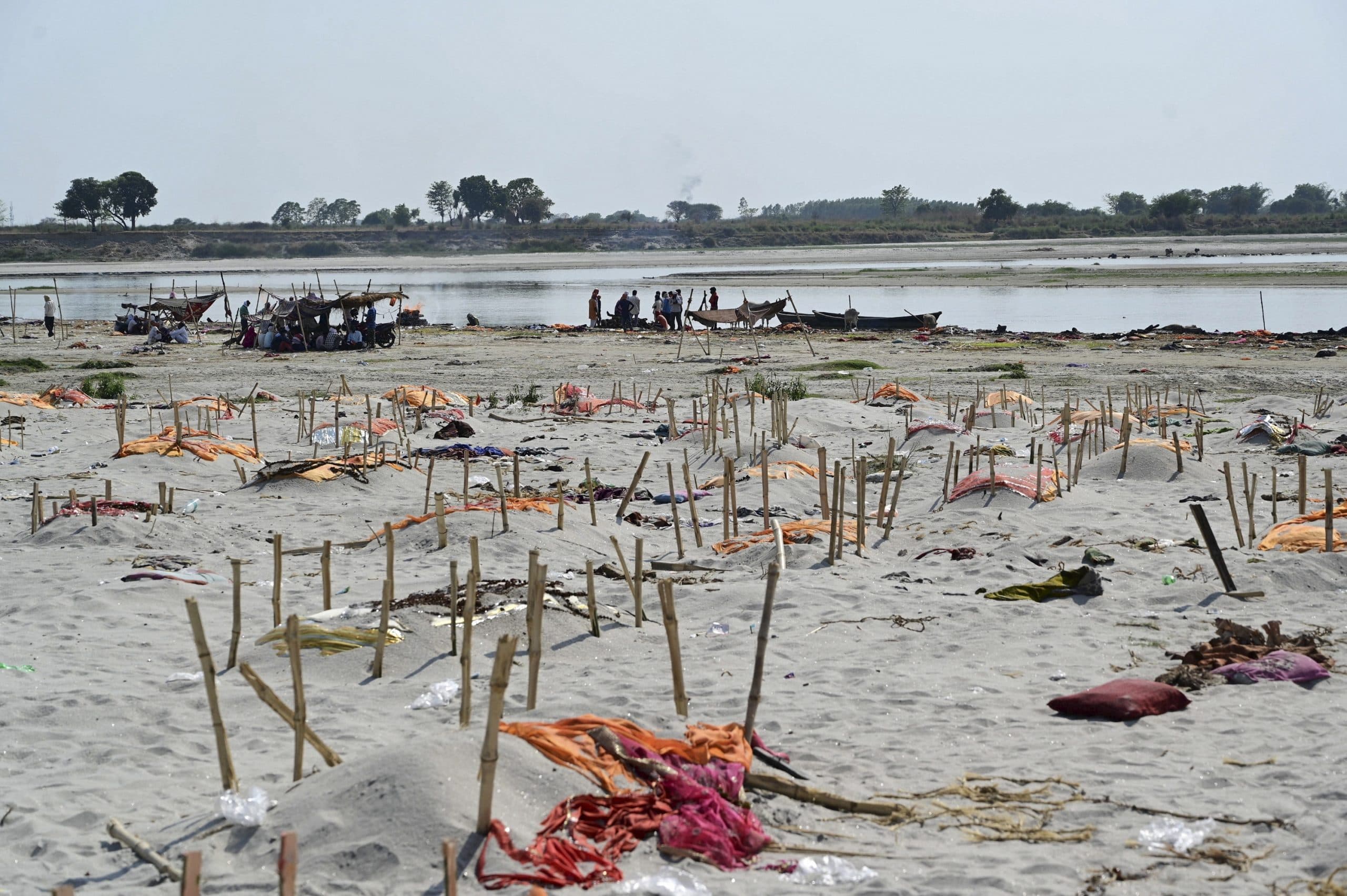 गंगा सहित अन्य नदियों के तट पर पाये गये शव कोरोना संक्रमितों के, कई लाशें बालू के नीचे दबे मिले