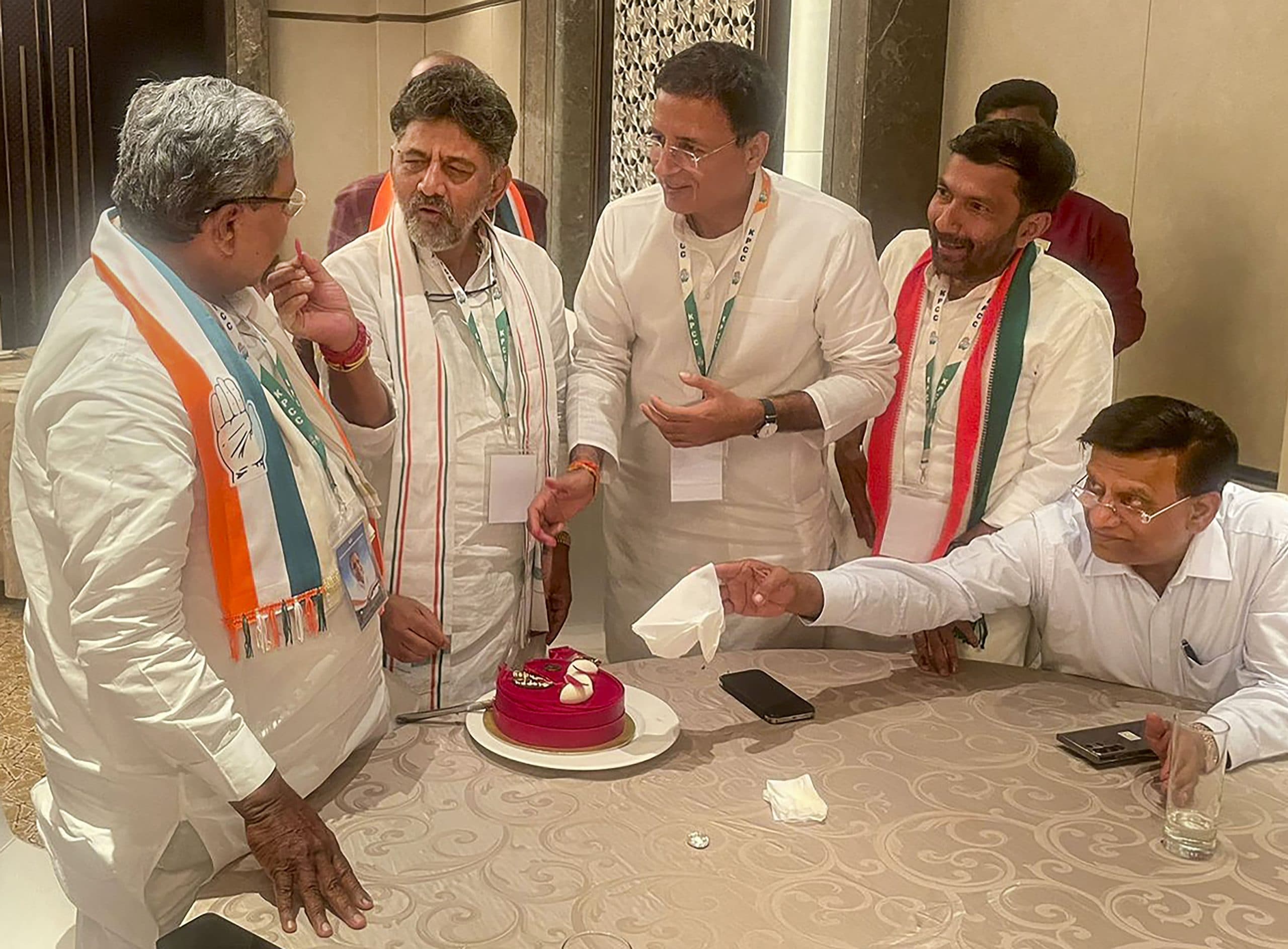 Karnataka: बढ़ी कांग्रेस की टेंशन! सिद्धारमैया ने कहा पहले मुझे दो साल के लिए सीएम बनाया जाए