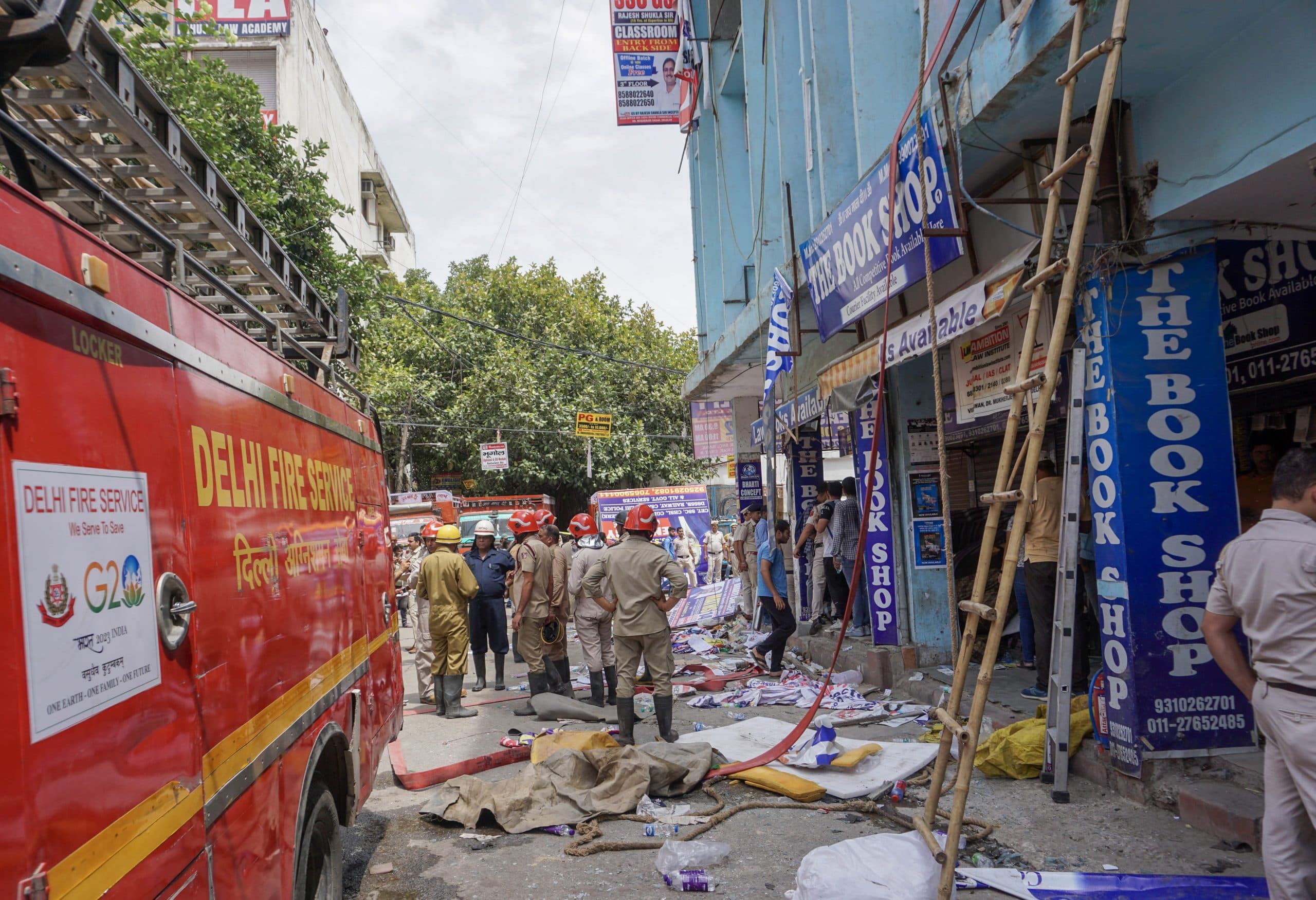 रस्सियों के सहारे छात्र! दिल्ली के मुखर्जी नगर के वीडियो ने सबको डराया, कोचिंग संस्थान में लगी आग में 61 घायल