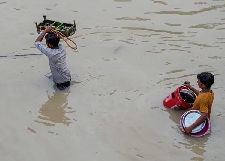 दिल्ली में बारिश बढ़ाएगी और टेंशन ? मौसम विभाग ने जारी किया अलर्ट, बाढ़ से राजधानी बेहाल, देखें तस्वीर