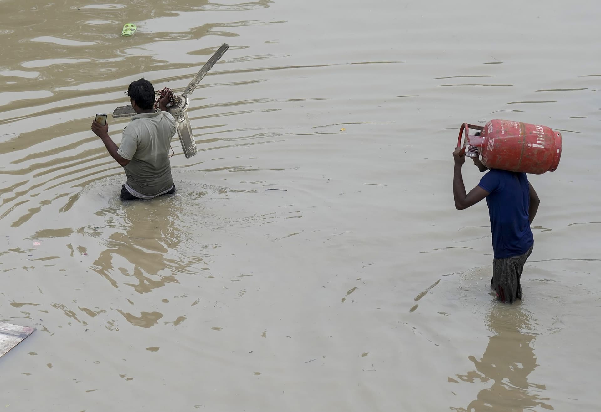 Delhi Flood: तिरपाल के नीचे सोने और खुले में शौच के लिए मजबूर हैं लोग, सीमा ने रोते हुए बताया हाल