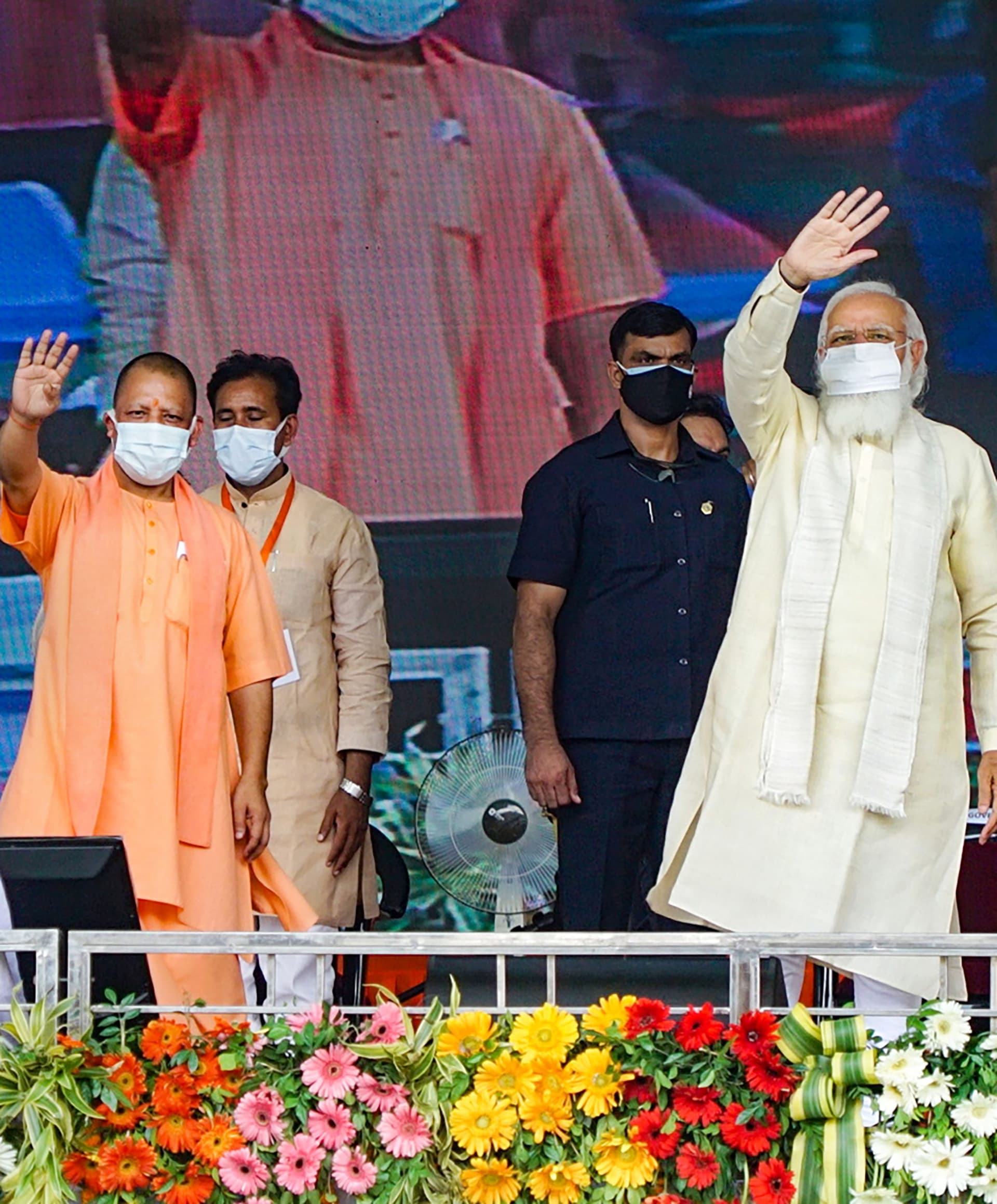 UP Vidhan sabha Chunav 2022 : सीएम योगी की पीठ थपथपा बोले पीएम मोदी- 2017 से पहले लग जाता था रोड़ा अब…