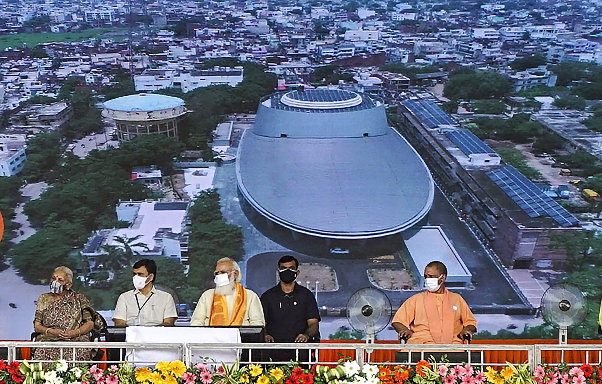 PM Modi Varanasi, LIVE Updates : रुद्राक्ष कन्वेंशन सेंटर पहुंचे पीएम मोदी, भारत-जापान के सहयोग की मिसाल