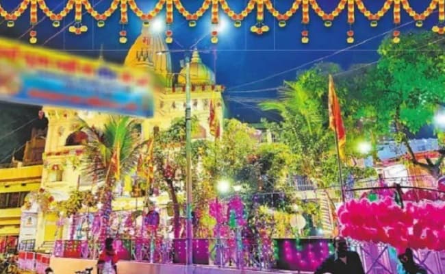 Shardiya Navratri 2020: मां के दर्शन के लिए दुर्गा मंदिरों में पहुंचने लगे भक्त, षष्ठी तिथि पर आज मां के कात्यायनी रूप की होगी पूजा…