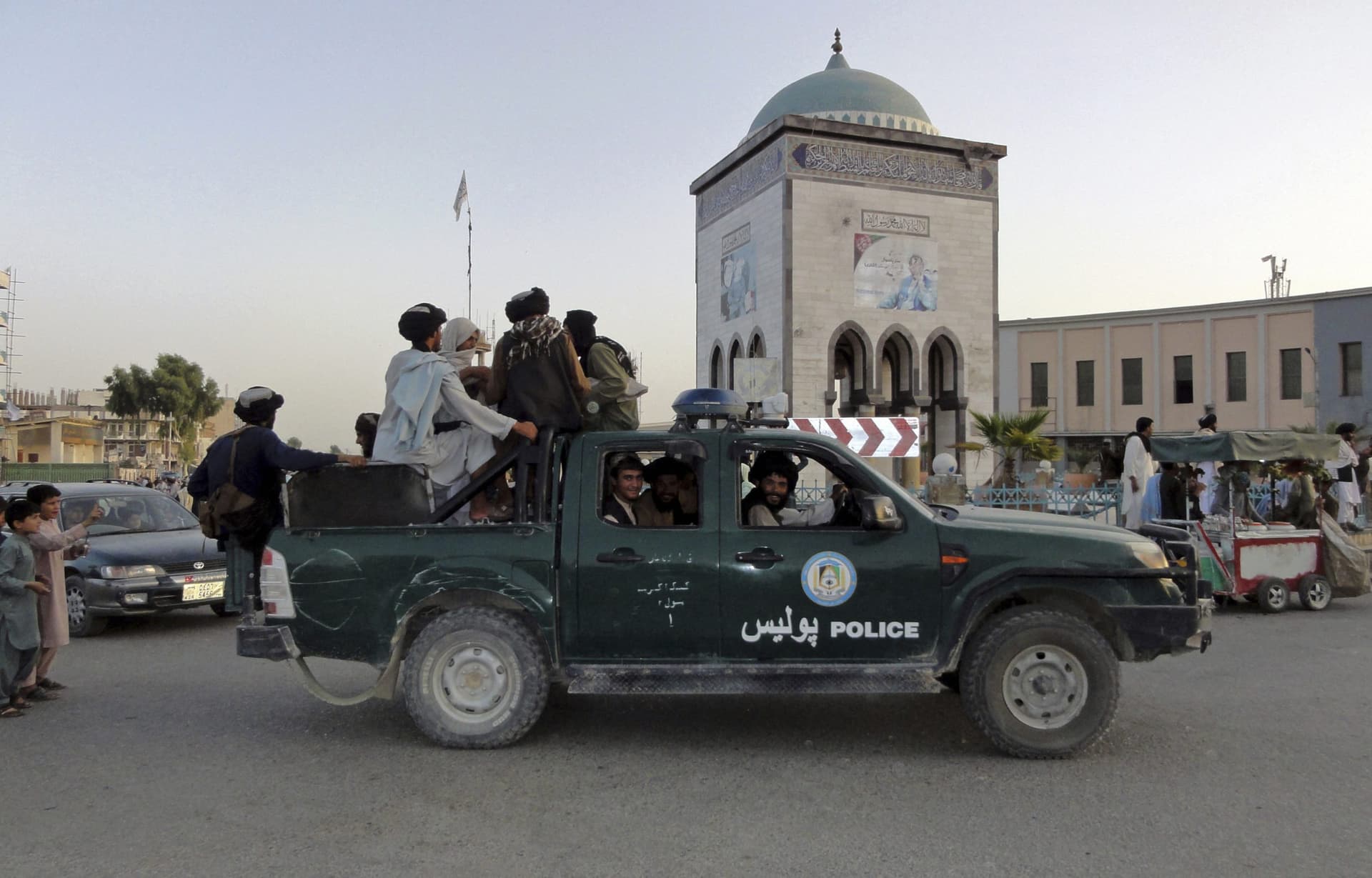 Taliban News: काबुल एयरपोर्ट के बाहर फायरिंग में 5 मरे, उड़ते विमान से गिरे लोग, खौफनाक मंजर के VIDEO