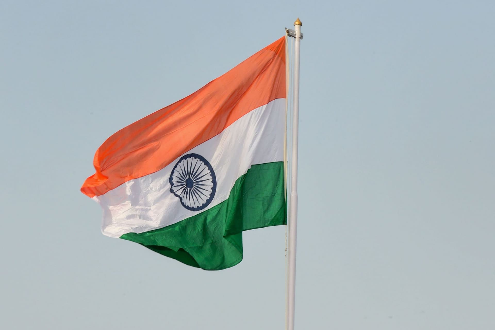 बुरहान वानी के पिता ने पुलवामा में फहराया तिरंगा, कभी आतंकियों का पोस्टर बॉय था बेटा