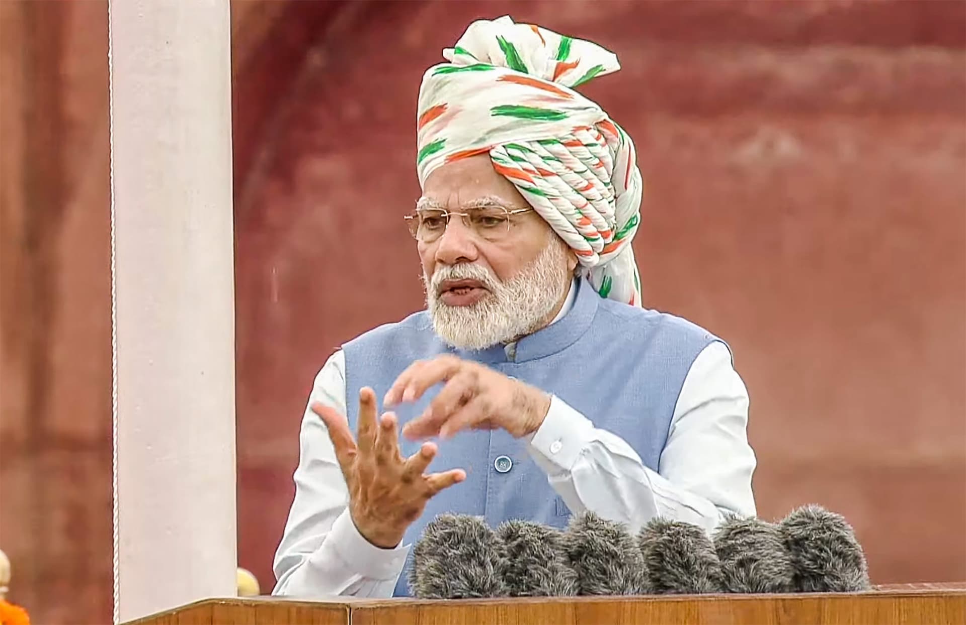 ‘तिरंगे की धारियों वाला सफेद रंग का साफा’, कुछ इस तरह पीएम मोदी पहुंचे लाल किला, देखें वीडियो
