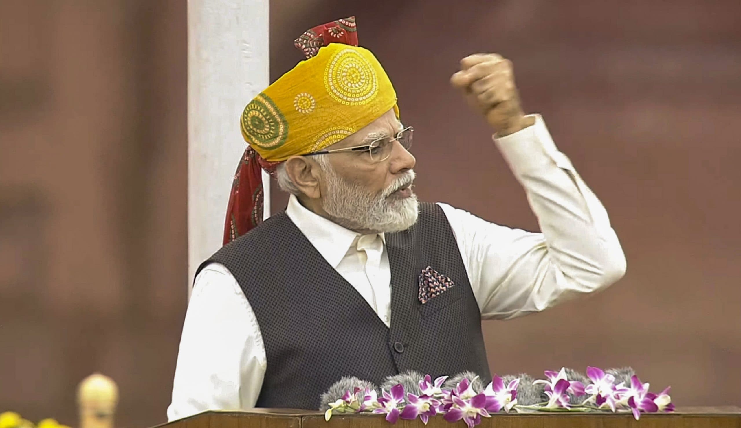 स्वतंत्रता दिवस पर प्रधानमंत्री नरेंद्र मोदी ने पहना बहुरंगी बांधनी प्रिंट का साफा, देखें खास तस्वीरें