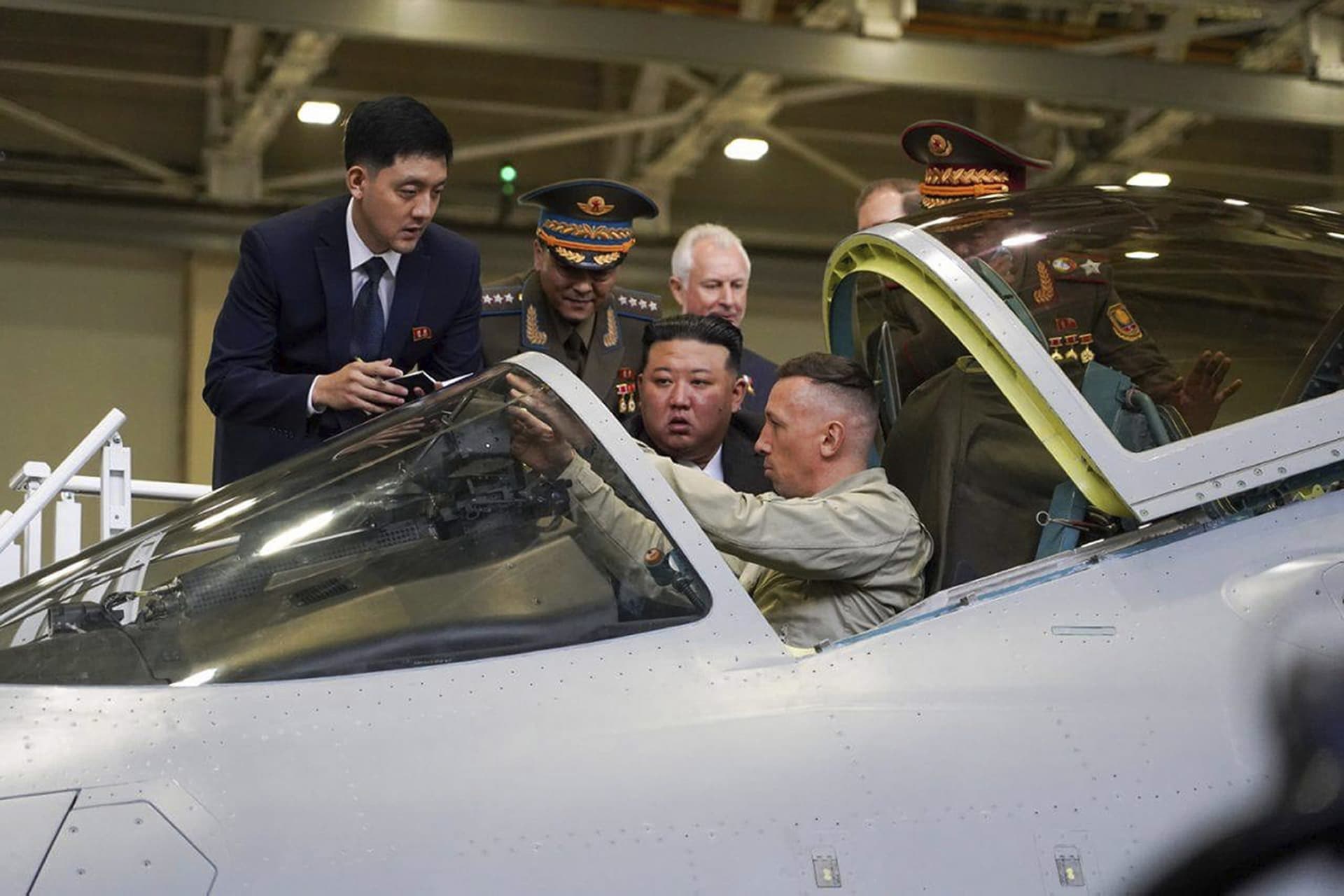 Kim Jong Un in Russia: परमाणु हमला करने में सक्षम बम वर्षक विमान देखने पहुंचे किम जोंग उन, देखें तस्वीर