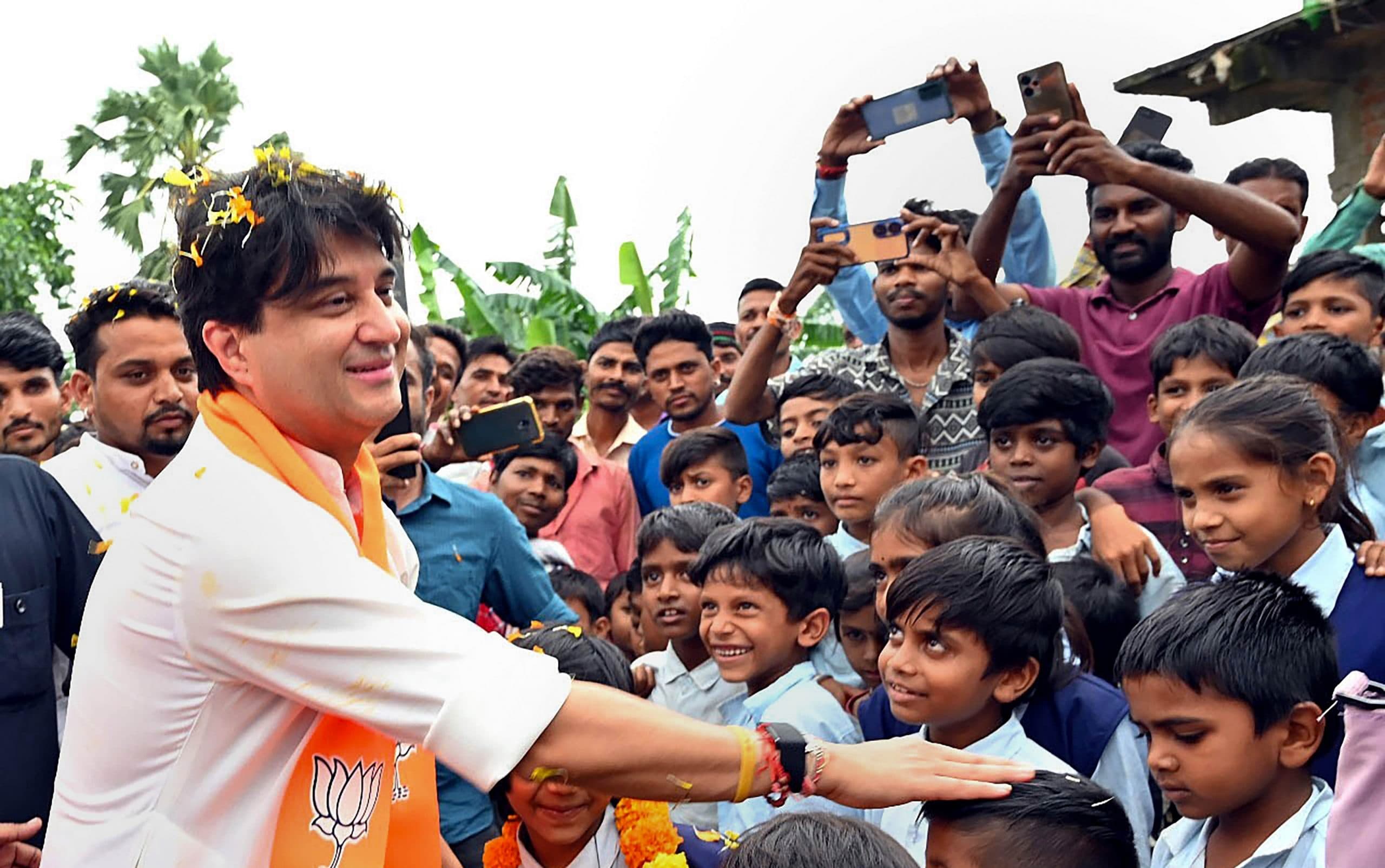 MP Election 2023: ज्योतिरादित्य सिंधिया को एक और वफादार ने दिया झटका! बीजेपी छोड़ थामा कांग्रेस का हाथ