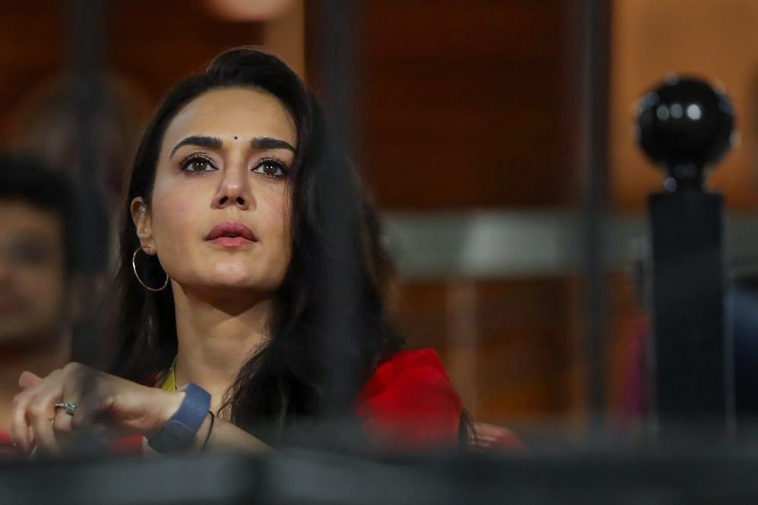 IPL 2020 : प्रीति जिंटा ने दिखाया कैसा है बायो बबल, 28 बार हो चुका है 'डिंपल गर्ल' का कोरोना टेस्ट, देखें वीडियो