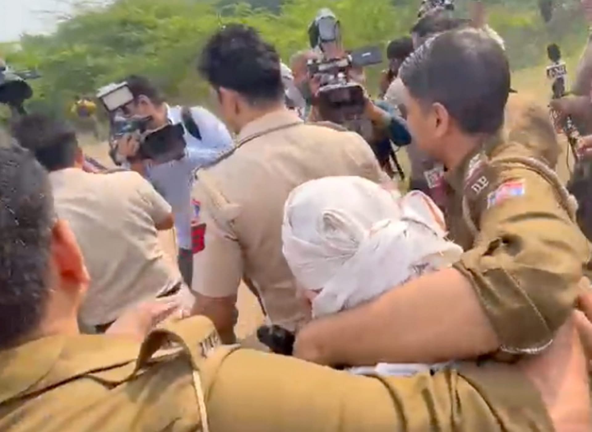 Shraddha Murder Case: चाकूओं के अलावा पुलिस के हाथ लगे अहम सुराग, आफताब के माता पिता से भी हुई पूछताछ