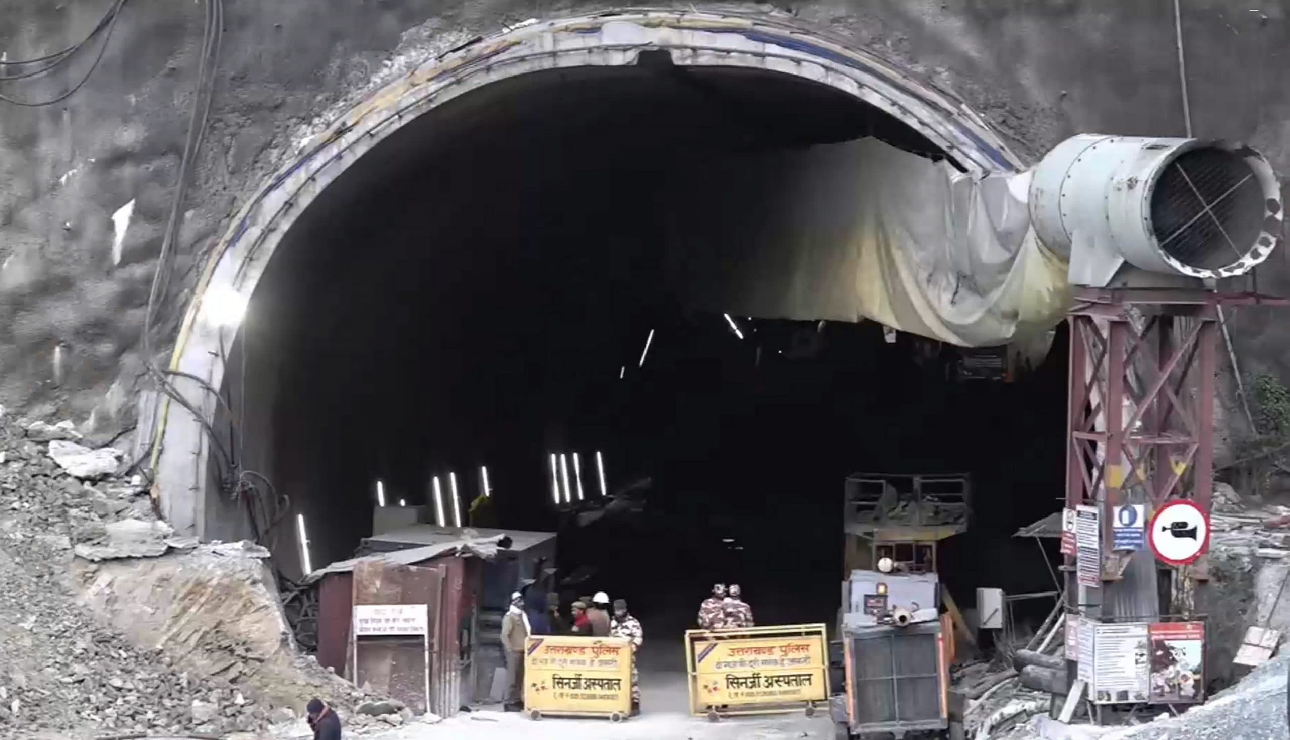 Uttarkashi Tunnel Rescue : आधुनिक तकनीक हुई फेल, तो फावड़ा-साबल ने किया कमाल