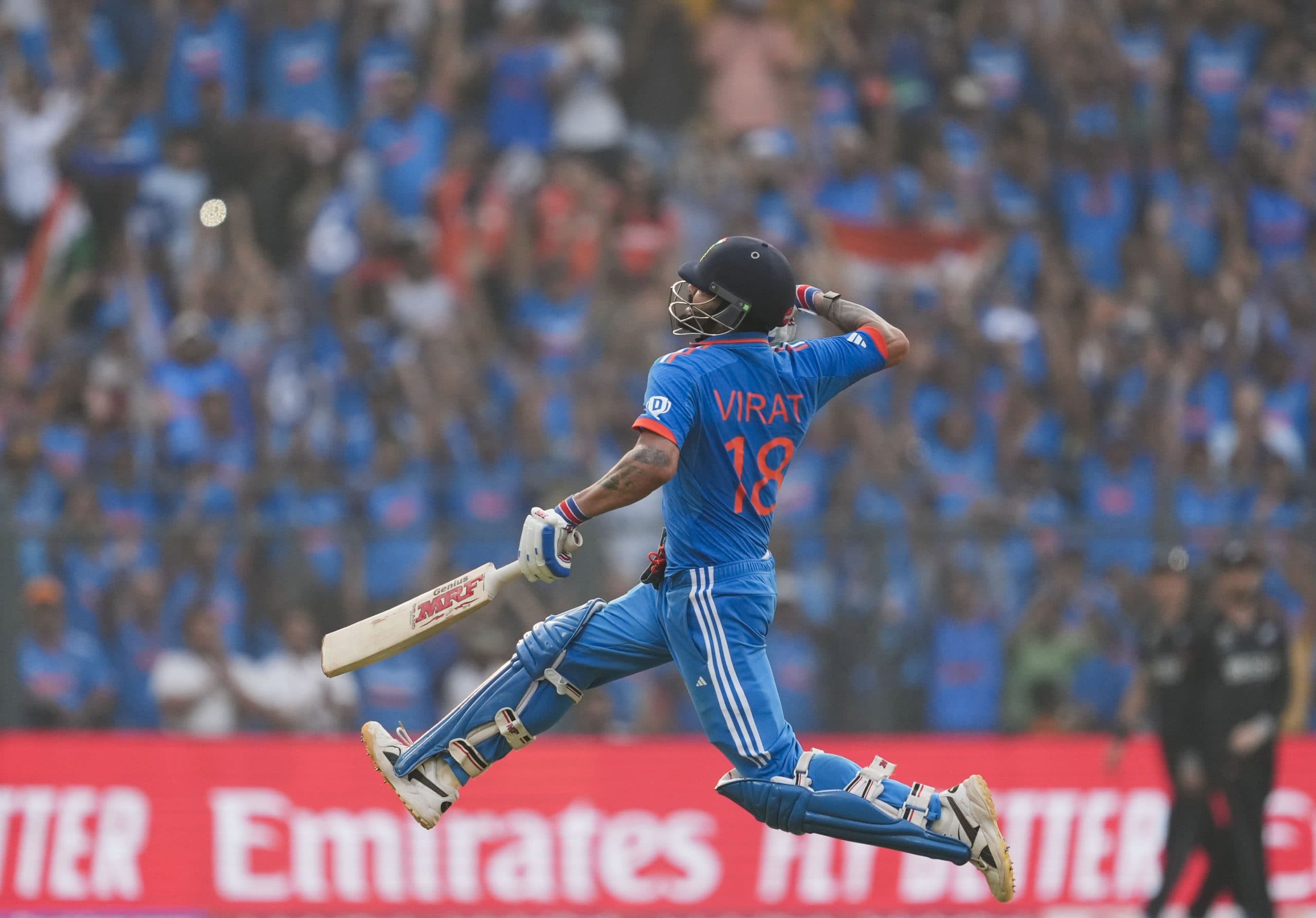 World Cup 2023: चारों तरफ कोहली-कोहली की गूंज, सचिन तेंदुलकर का रिकॉर्ड तोड़ते ही झूम उठे फैंस, देखें वीडियो