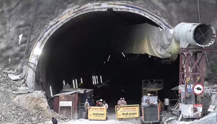 Uttarakhand Tunnel Collapse: लंबा होता जा रहा है रेस्क्यू ऑपरेशन, तकनीकी खराबी के कारण फिर रुकी ड्रिलिंग