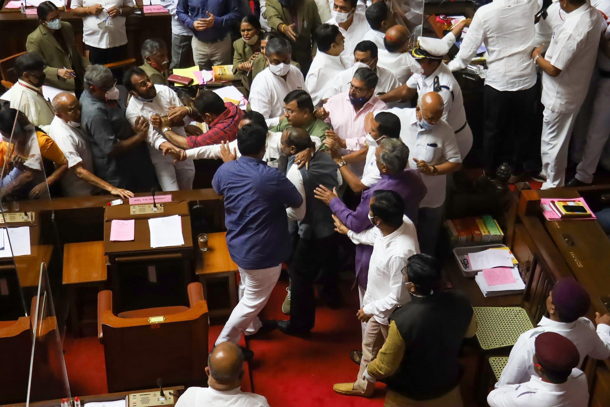 कर्नाटक विधान परिसद में भारी हंगामा, कांग्रेस MLC ने स्पीकर को कुर्सी से खींचा, वीडियो वायरल