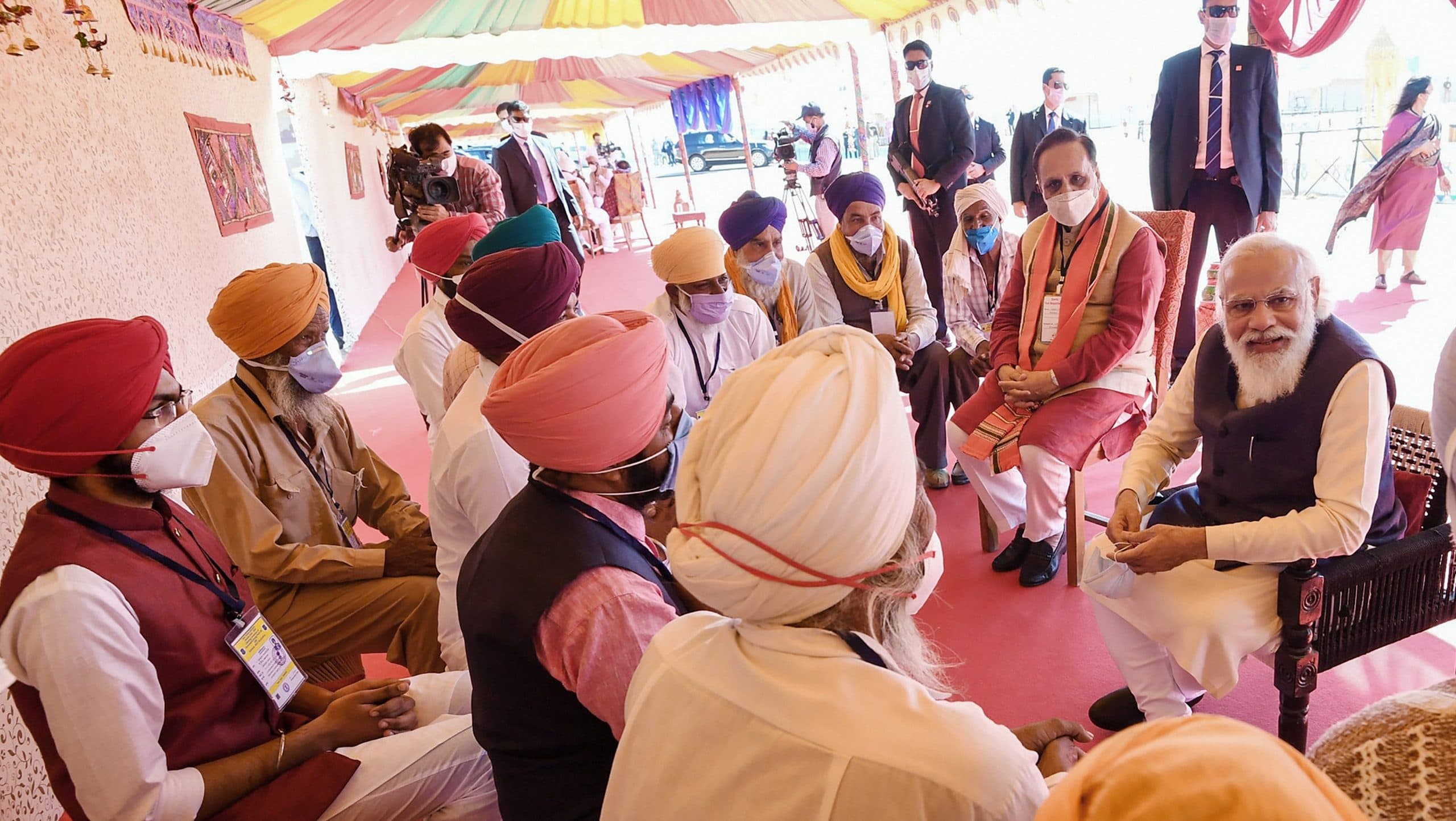 Farmers Protest : कृषि कानून पर संग्राम के बीच किसानों से मिले पीएम मोदी, जानें क्या हुई बात