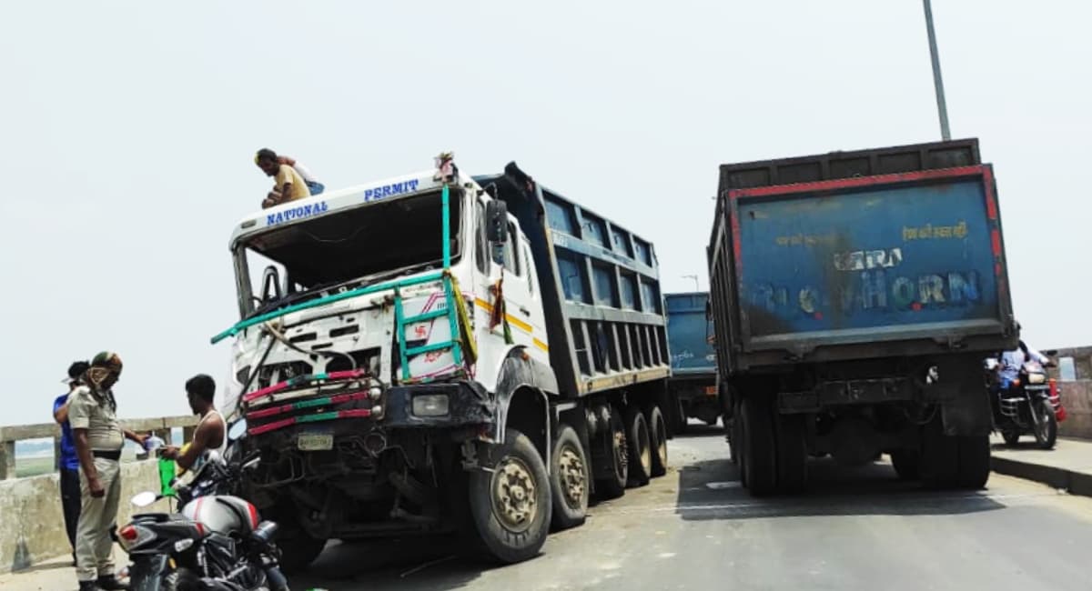 Bhagalpur: विक्रमशिला सेतु जाम होने से परीक्षार्थियों को हुई परेशानी, बाइक से पार कराया गया पुल