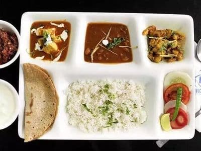 बिहार : रेलवे हॉस्पिटल के कैंटीन के खाने में मिले कीड़े, जांच के आदेश