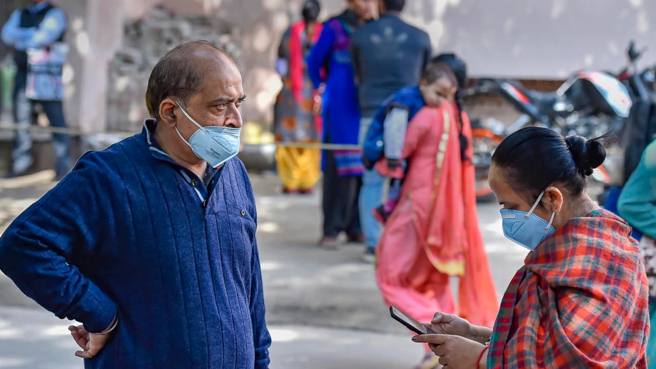 Coronavirus in India: सात लाख से कम हुई एक्टिव केस की संख्या, 24 घंटे में सामने आये 54,336 नये मामले