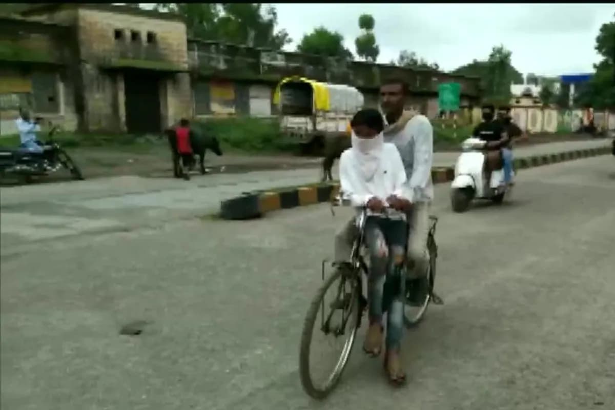 बेटे को दसवीं की परीक्षा दिलाने साइकिल से 106 किलोमीटर ले गया यह पिता, कुछ यूं मिला आंनद महिन्द्रा का साथ