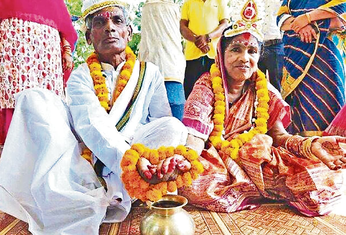 कुष्ठ रोग की वजह से परिवार ने बुजुर्गों को अकेला छोड़ा, 63 साल के दासा मरांडी ने पद्मावती को बना लिया जीवनसाथी