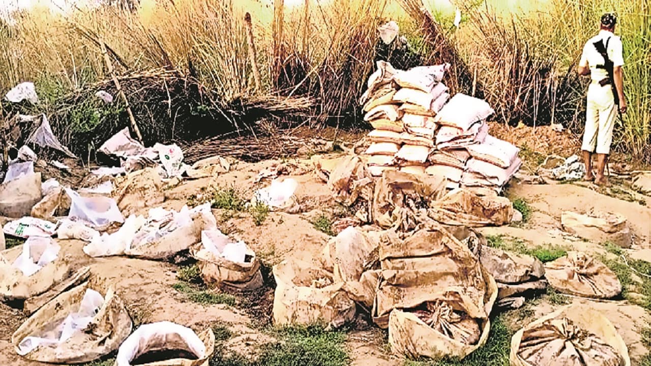 औरंगाबाद: सोन दियारे में चल रही थी शराब की भट्ठियां, 10 हजार लीटर शराब नष्ट, चार भट्ठियां ध्वस्त, धंधेबाज फरार