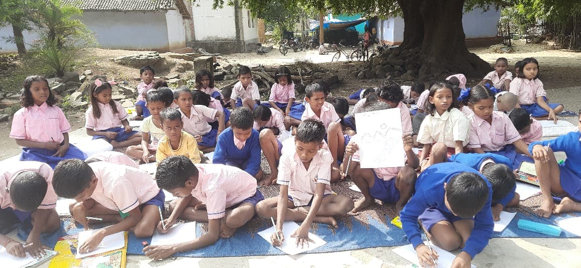 चाईबासा : बिरसा जयंती पर विद्यालयाें में क्विज प्रतियोगिता आयोजित, छात्र-छात्राओं ने लिया हिस्सा