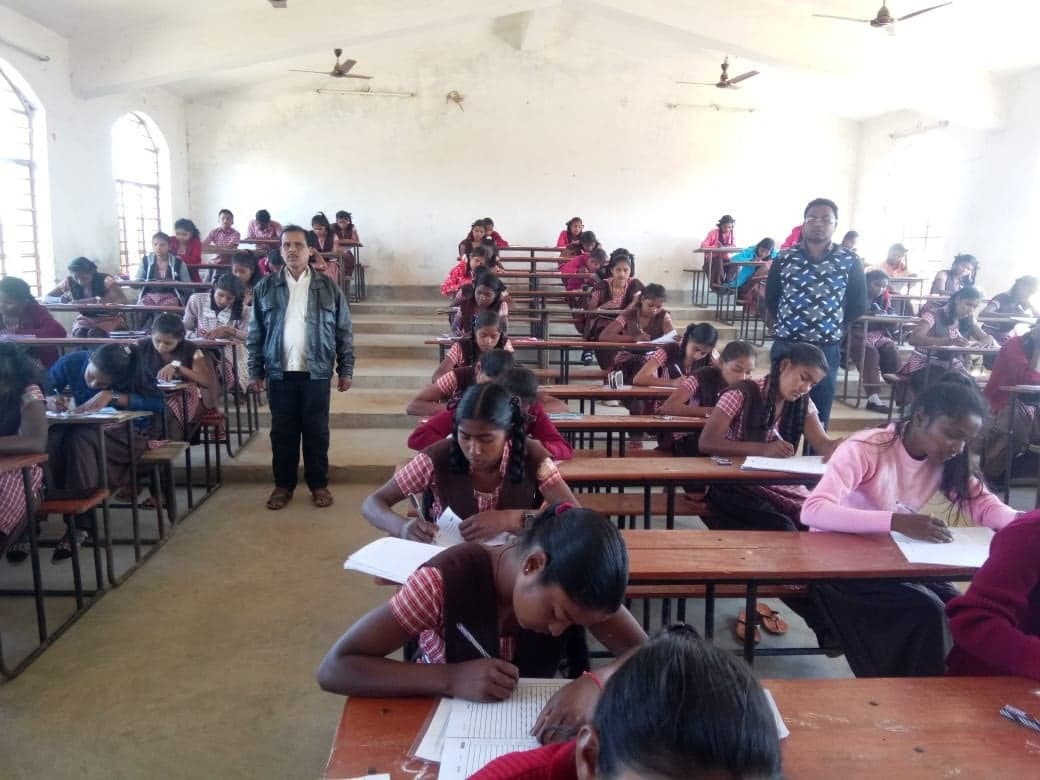 बारिश में घर की दीवार क्षतिग्रस्त