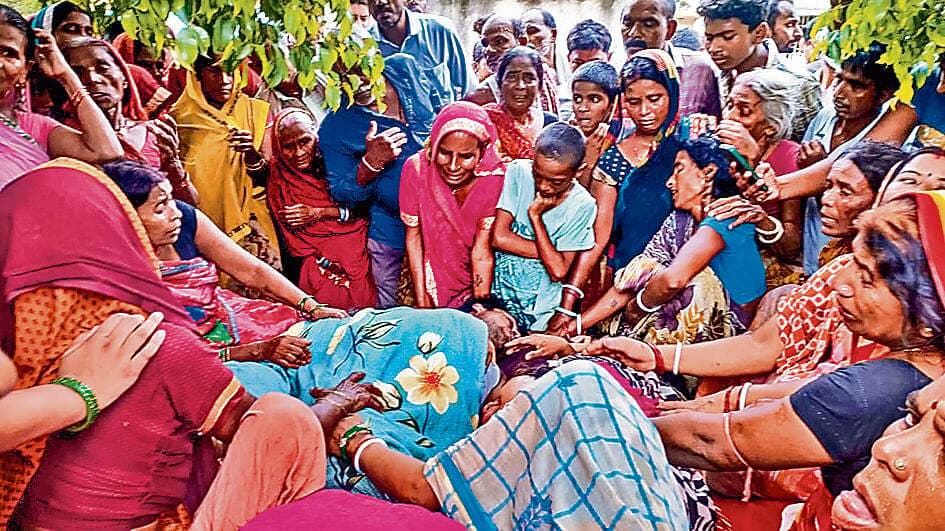 वैशाली में दरवाजे पर टूट कर गिरे तार से करेंट लगने से मां-बेटे और बहू की गई जान, दो जख्मी