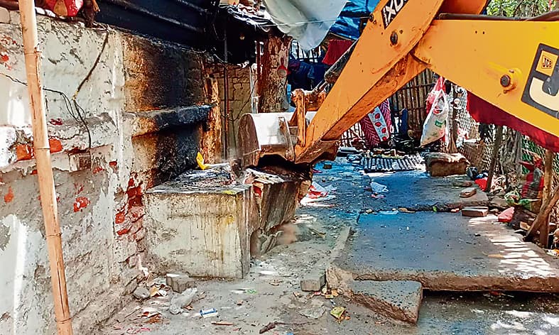 पटना के कई इलाकों में अतिक्रमण पर चला बुलडोजर, तीन दिनों में वसूला गया लाखों का जुर्माना