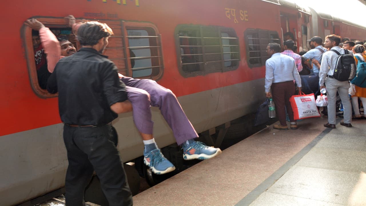 बिहार: छठ को लेकर ट्रेनों में लोगों की खचाखच भीड़, खिड़की से ही ट्रेन में घुस रहे कई यात्री, देखिए तस्वीरें..