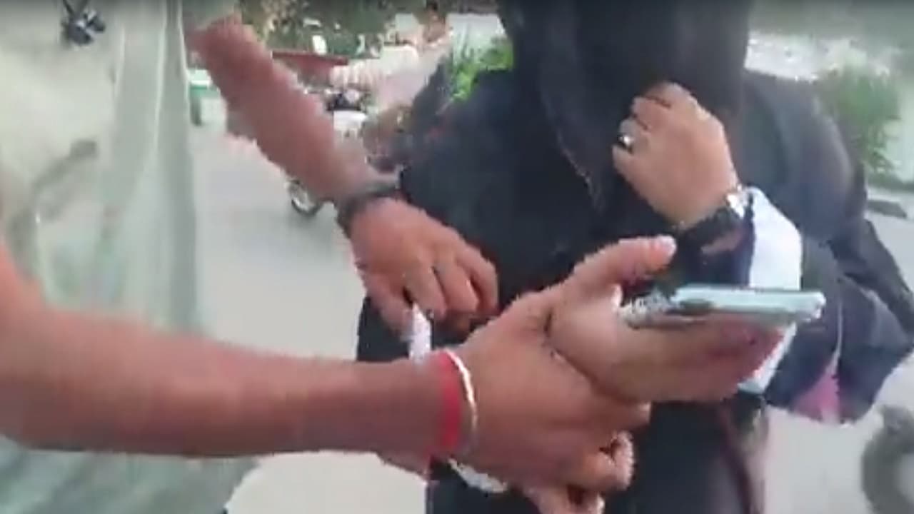 एएमयू कैंपस में लड़की को बुर्का पहनना पड़ा भारी, बुर्का उतरवाने की कोशिश करने का वीडियो वायरल