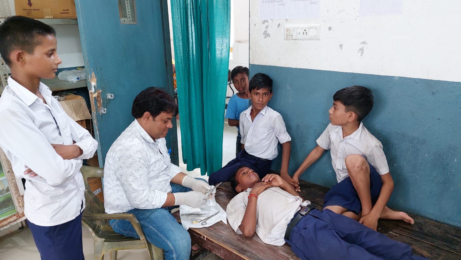 Bihar news: जमुई में स्कूल की छत से गिरकर घायल हुआ छात्र, शिक्षकों ने बच्चे को भगवान भरोसे छोड़ा