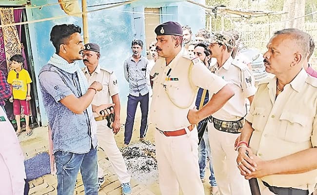 ऑटो से कुत्ते को लगी टक्कर तो पुलिसकर्मी ने ड्राइवर को बेहोश होने तक लात-घूंसे से पीटा, आक्रोशित लोगों ने किया हंगामा