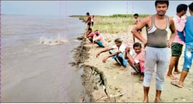 Flood in Bihar : गंडक में कटाव तेज, बगहा के पारसनगर मोहल्ला के पास पहुंची नदी