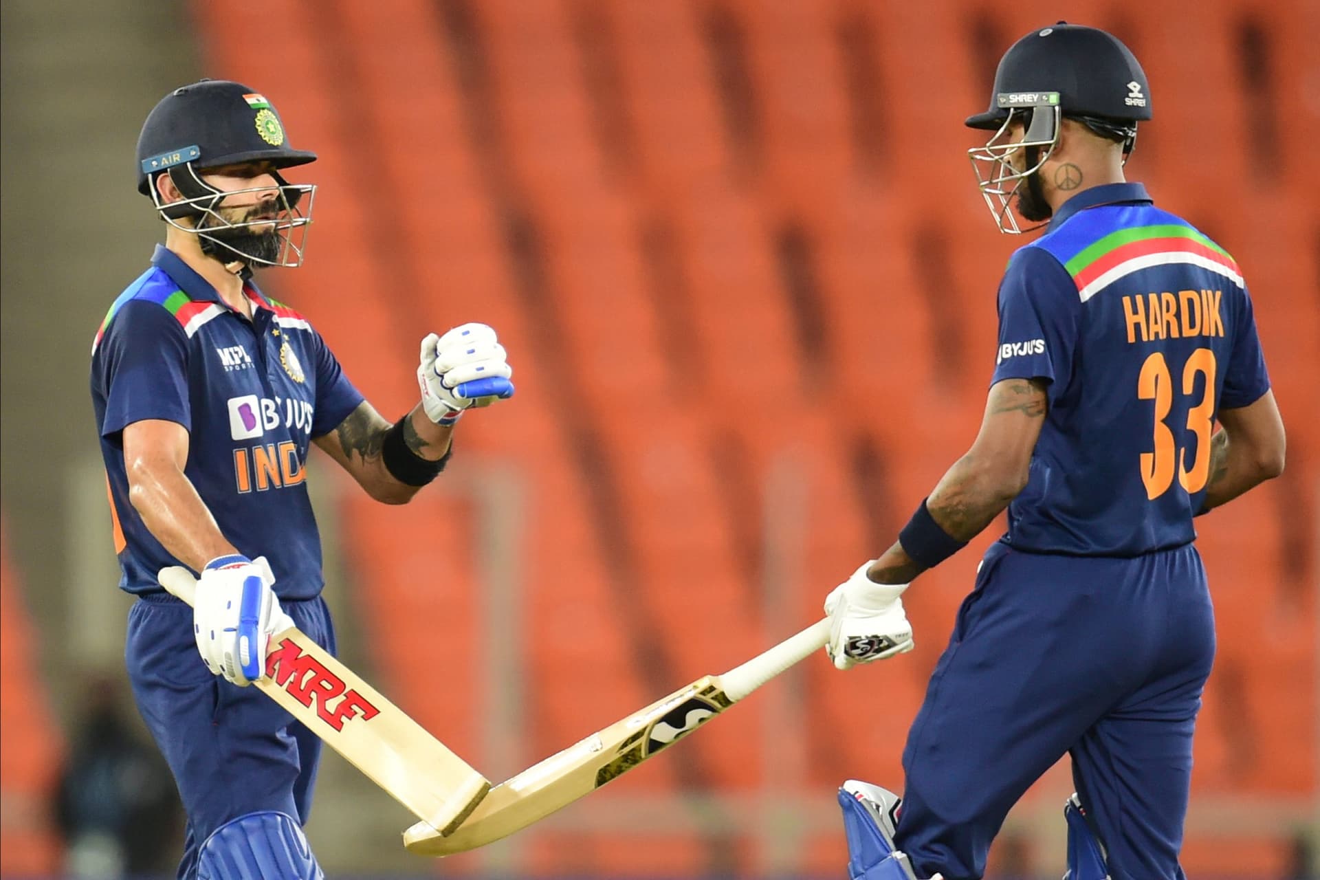 IND vs ENG 3rd T20 : हार्दिक पांड्या ने जमाया ऐसा छक्का, अंपायर को सेनेटाइज करना पड़ा बॉल, जानें मैदान पर हुआ क्या ? IND vs ENG 3rd T20 : हार्दिक पांड्या ने जमाया ऐसा छक्का, अंपायर को सेनेटाइज करना पड़ा बॉल, जानें मैदान पर हुआ क्या ?
