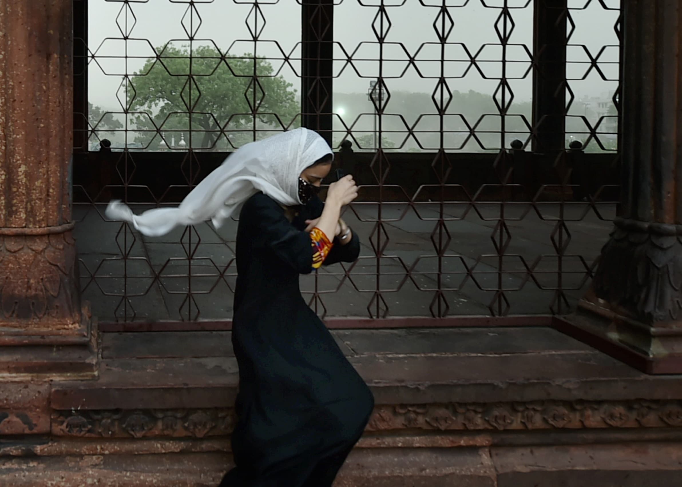 Storm In Delhi : हवा से गिरी टिन की चादर, एक महिला की मौत दो घायल