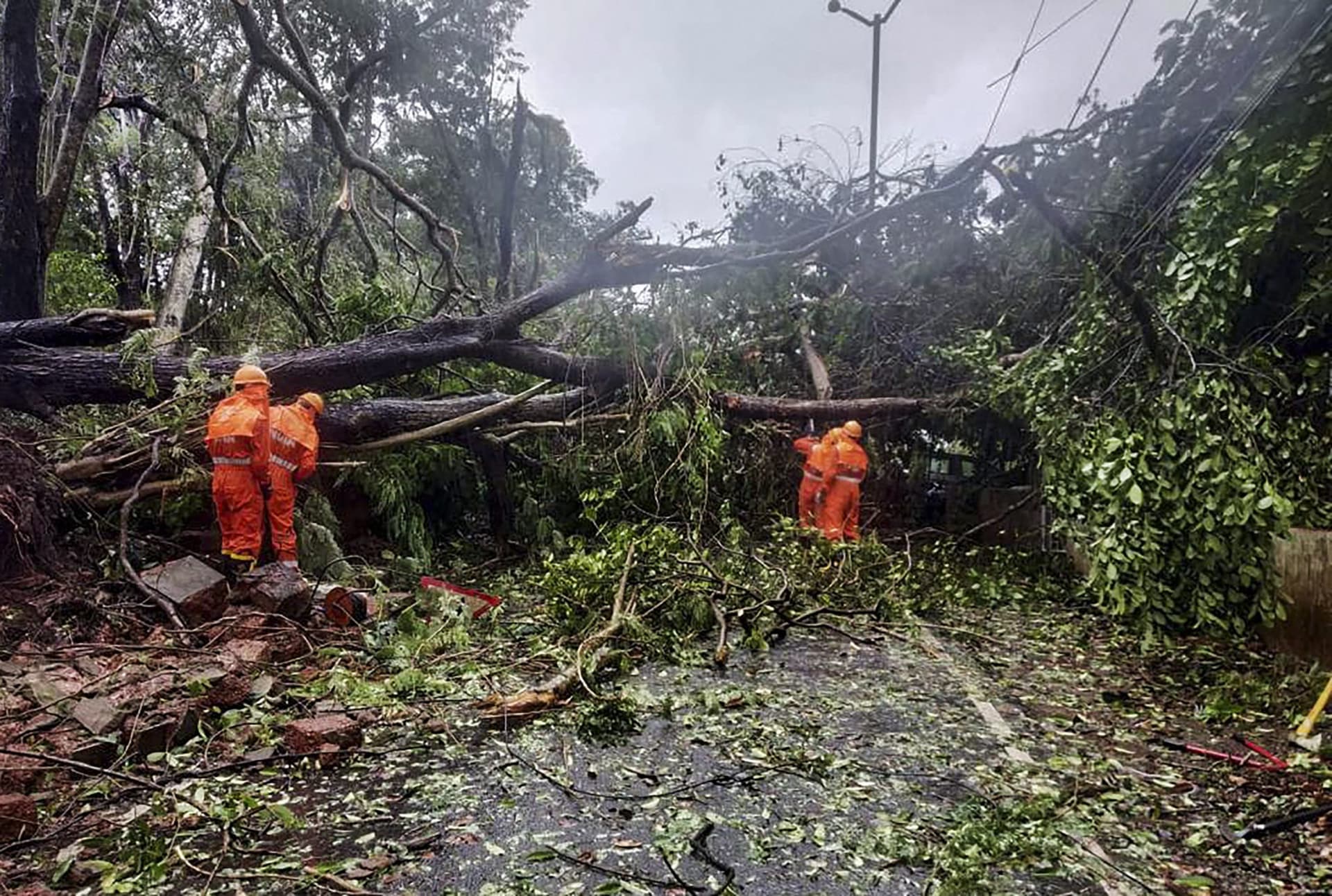 Cyclone Tauktae Latest Updates : तूफान ‘ताऊ ते' हुआ और खतरनाक, गुजरात की ओर बढ़ा, IMD ने दी ये चेतावनी