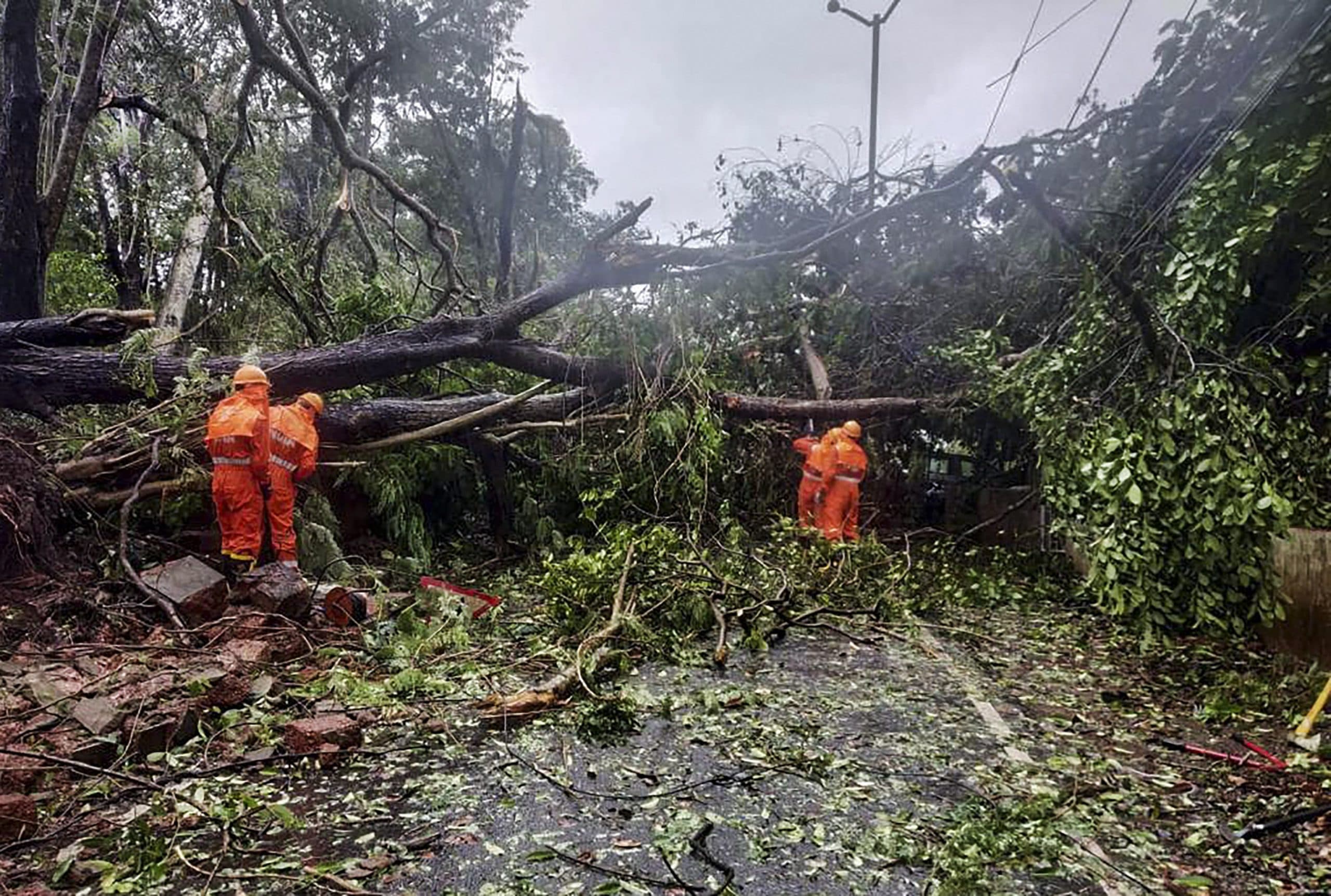 Cyclone Tauktae LIVE Updates : अगले 6 घंटे में कमजोर पड़ने लगेगा 'ताऊ ते', अभी अहमदाबाद से 50 किमी पश्चिम-दक्षिण पश्चिम में मचा रहा तबादी
