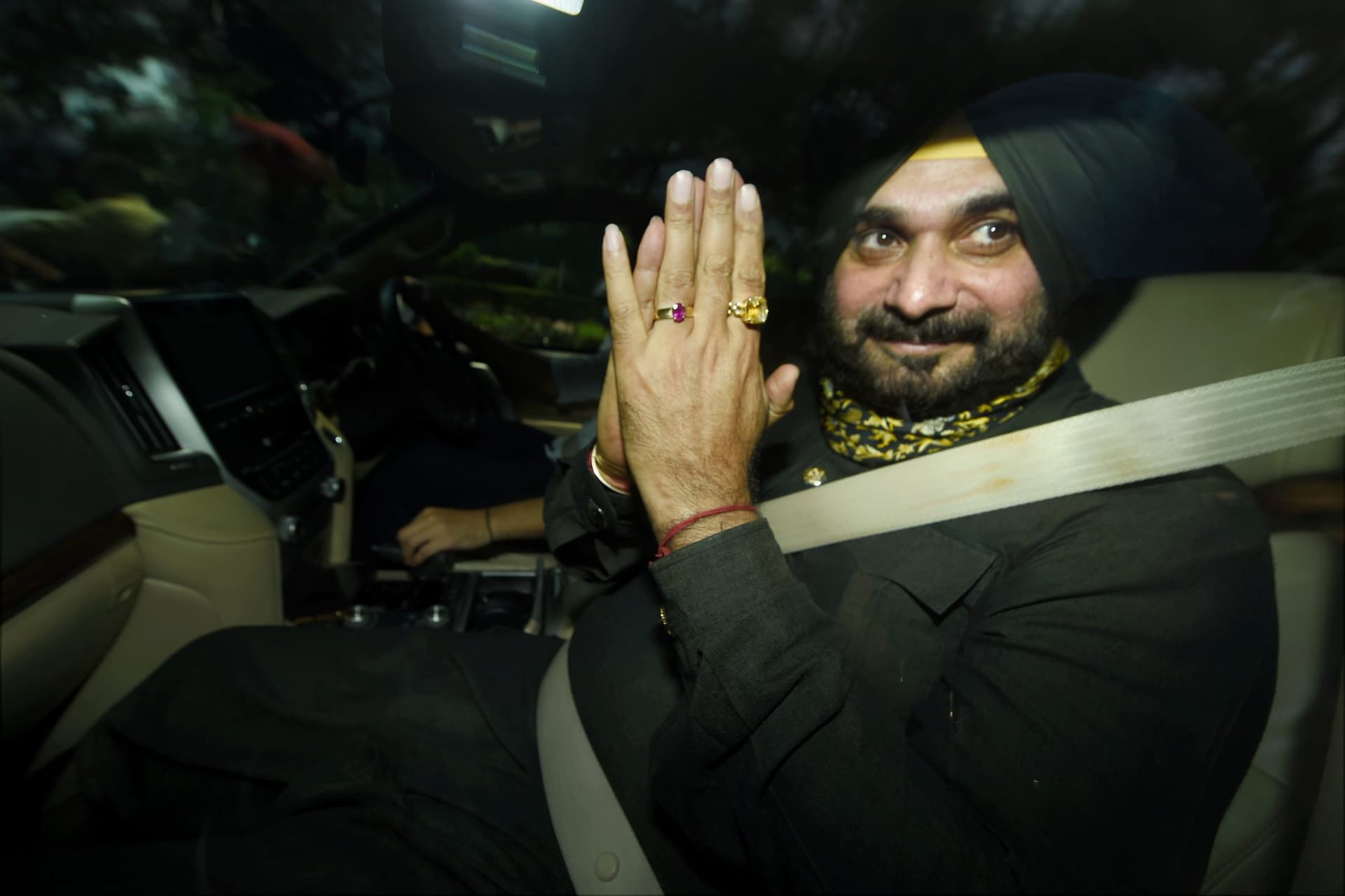 Punjab Congress Crisis: पंजाब कांग्रेस में किचकिच,सिद्धू के घर बंट रही मिठाइयां,कैप्टन ने तरेरी आंख लिखा पत्र