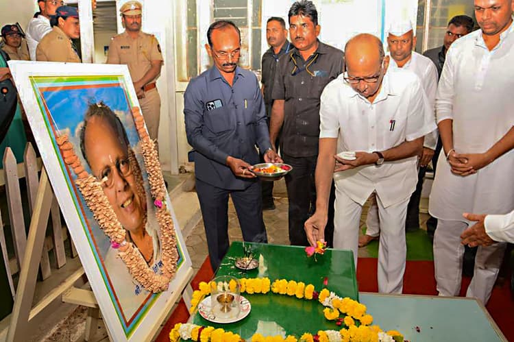 एनसीपी छोड़ने वालों के खिलाफ छापामार युद्ध रणनीति का इस्तेमाल कर रहे हैं शरद पवार, जानें किसने कही ये बात