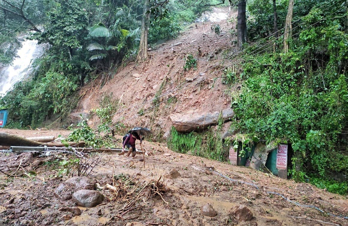 केरल में छोटे बादल फटने की वजह से अचानक आयी बाढ़ के बाद भूस्खलन, अब तक 26 लोगों  की मौत