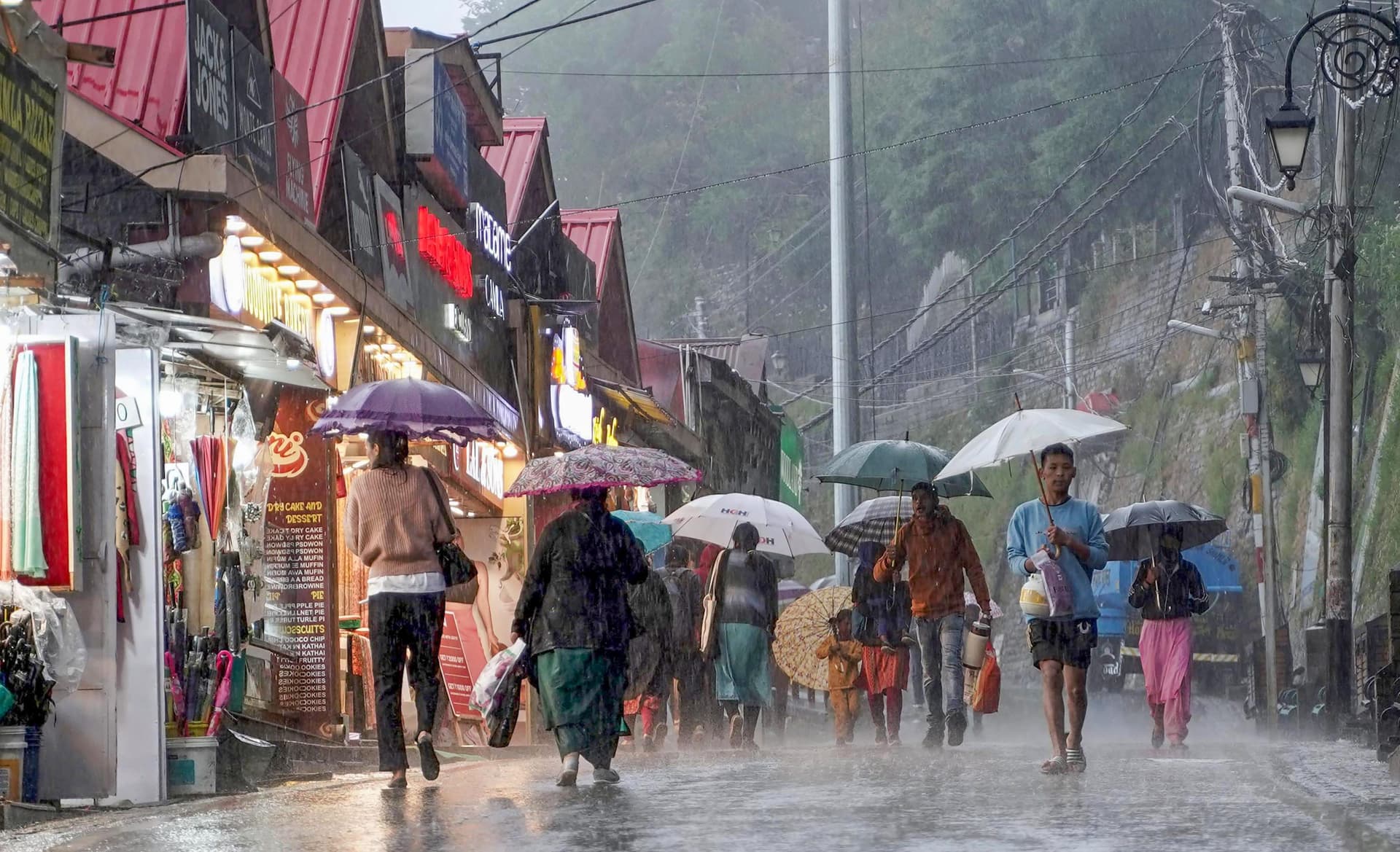Weather Forecast: त्योहारों में होगी बारिश, 5 शहरों में गिरा पारा, निकलने लगे हैं कंबल रजाई