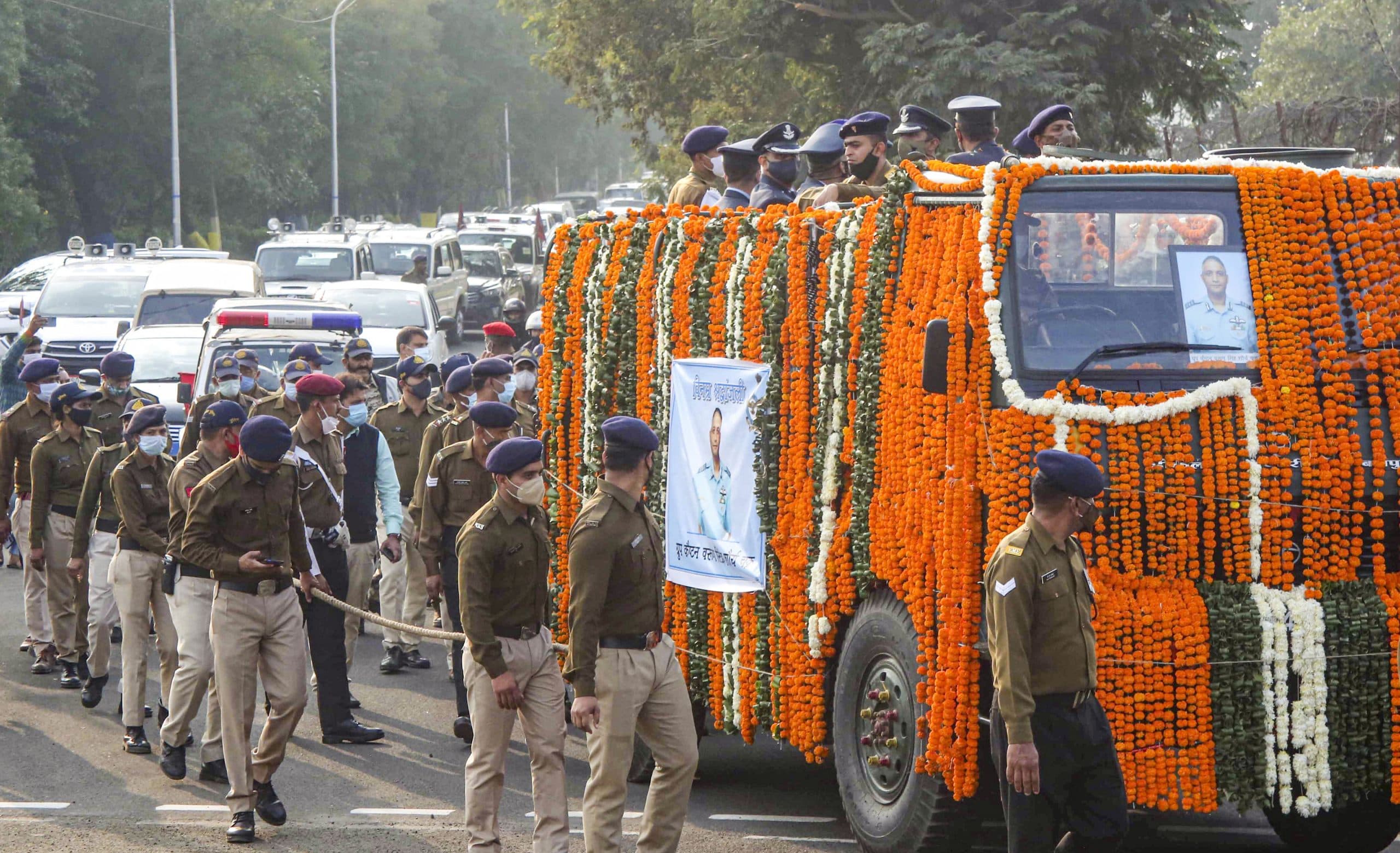 शहीद वरुण सिंह का पार्थिव शरीर जैसे ही भोपाल पहुंचा लगने लगे नारे 'भारत माता की जय', आज अंतिम संस्कार