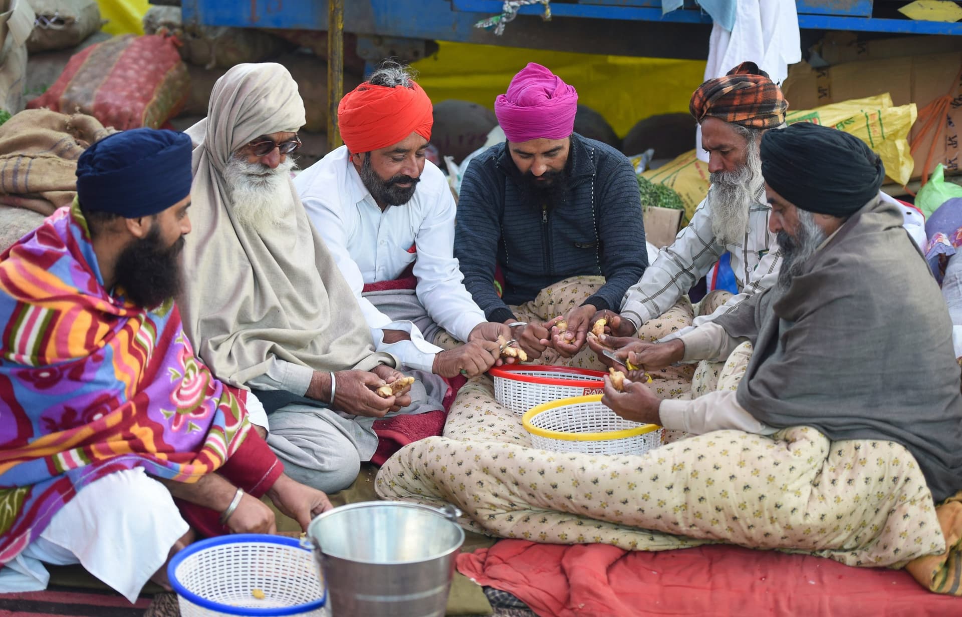 Kisan Andolan News : किसान आंदोलन से डर गई सरकार ? बोले नकवी - "सजिशी सुपारी का संदूक, किसानों के कंधे पर बंदूक"
