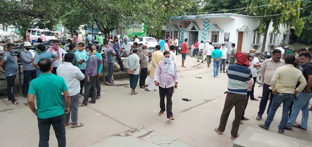 अपराधियों ने शिक्षा विभाग के क्लर्क को गोलियों से भूना, मौत के बाद सदर अस्पताल में हंगामा