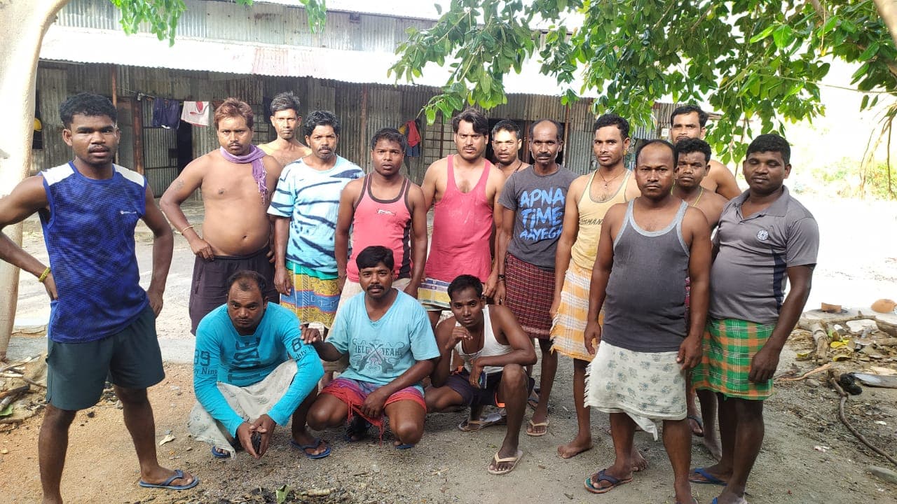 गुमला के 50 मजदूरों को तेलंगाना में बनाया बंधक, घर आने के लिए तड़प रहे हैं गुमला के 50 मजदूरों को तेलंगाना में बनाया बंधक, घर आने के लिए तड़प रहे हैं