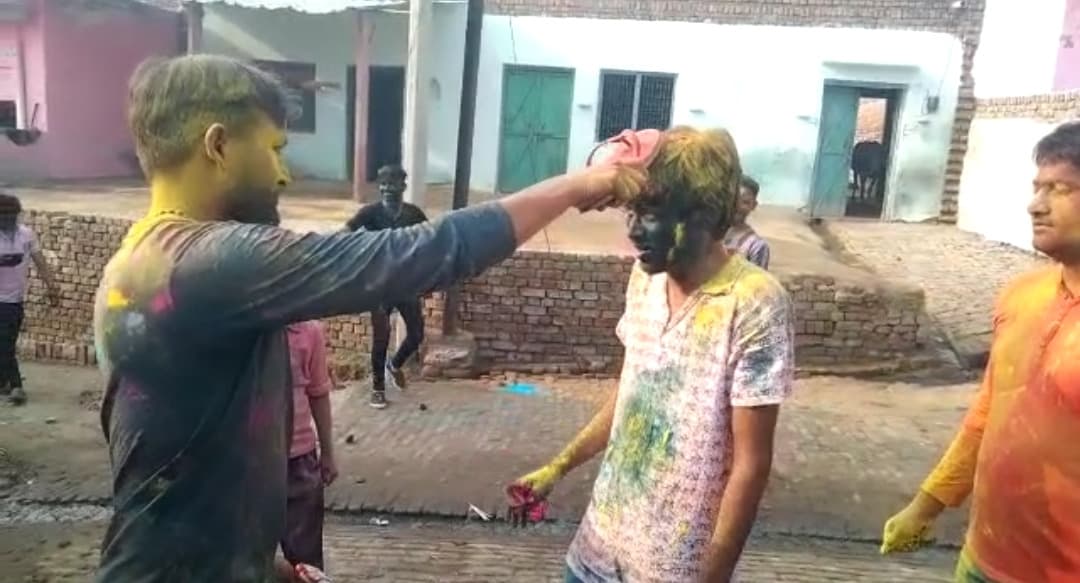 अनोखी परंपराः बृज के इस गांव में खेली जाती है जूता-चप्पल मार होली